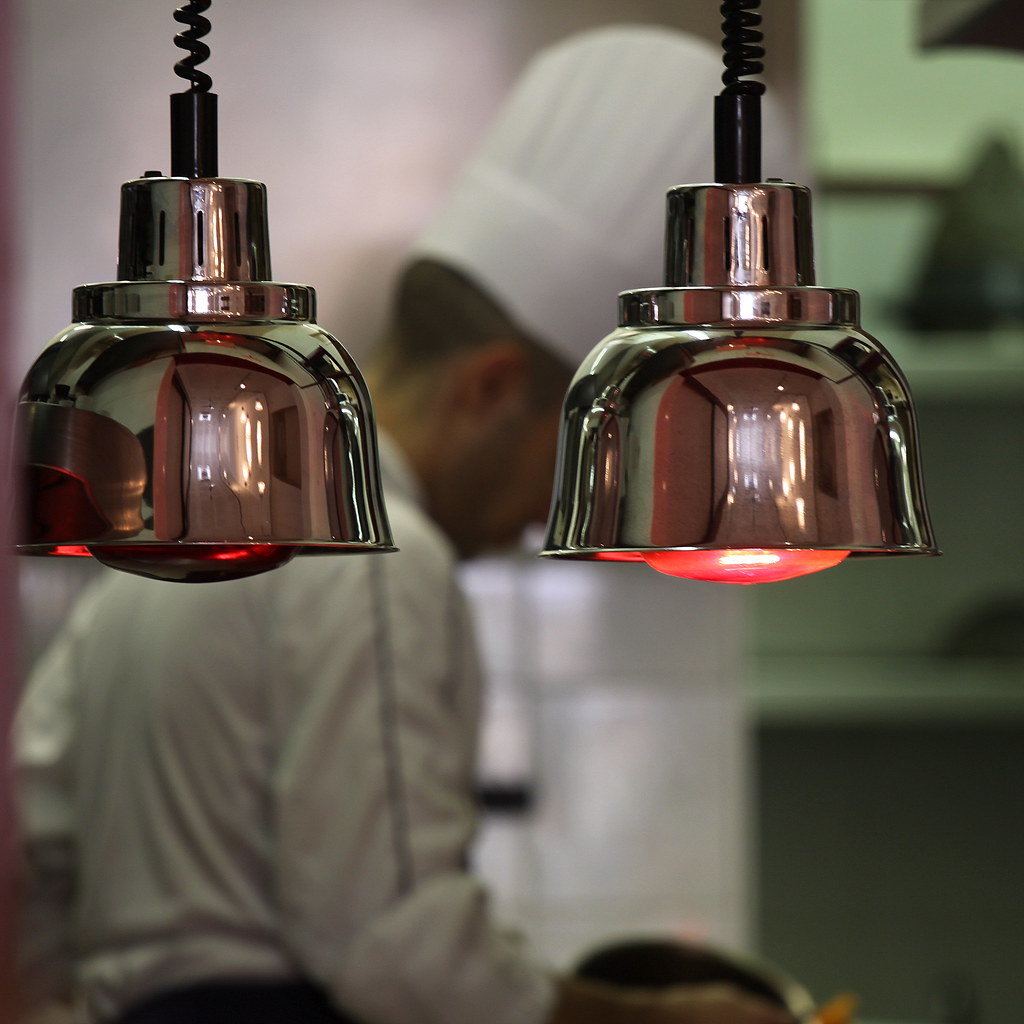 Chef trabajando en una cocina profesional