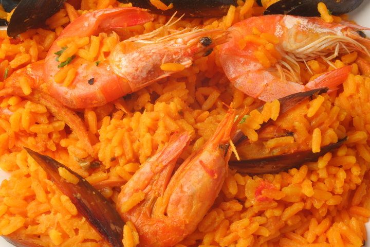 Paella de marisco con langostinos, calamar y azafrán